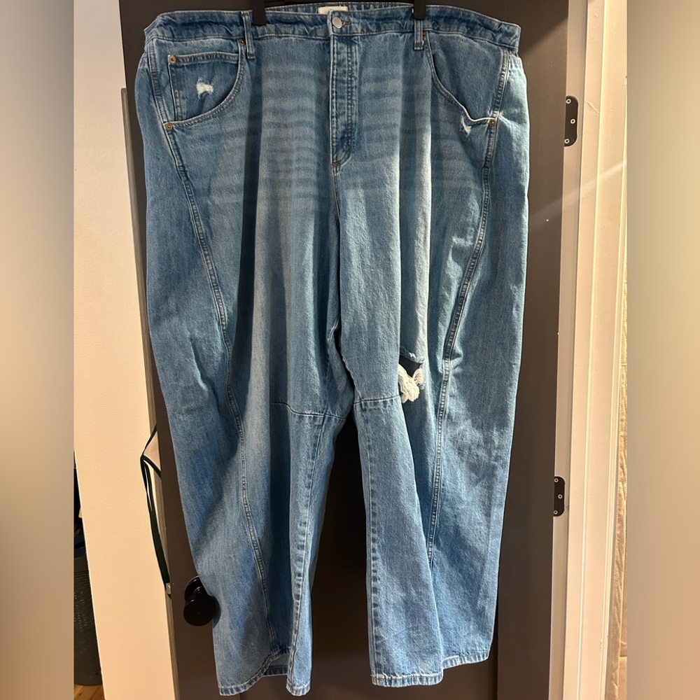 Universal Thread Barrel Leg Distressed Jeans | Women’s 28R | Light Wash